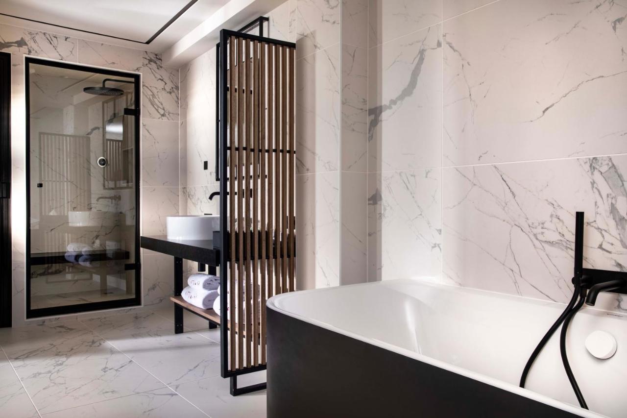 Deluxe Room steam shower balneotherapy bathtub